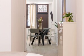 Dining - This modern apartment in Valencia combines contemporary design, comfort, and a strategic location to enjoy the city.It features a bright bedroom, a living room with a sofa bed and Smart TV, a fully equipped kitchen with state-of-the-art appliances, and a (València)