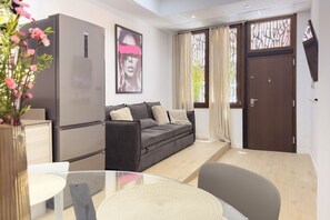 TV - This modern apartment in Valencia combines contemporary design, comfort, and a strategic location to enjoy the city.It features a bright bedroom, a living room with a sofa bed and Smart TV, a fully equipped kitchen with state-of-the-art appliances, and a (València)