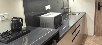 Luxury spacious rooms in central city opp. metro station 5 min from Pari Chowk