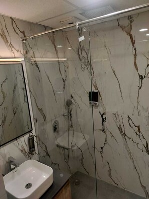 Douche, serviettes fournies, savon, papier de toilette