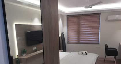 Luxury spacious rooms in central city opp. metro station 5 min from Pari Chowk