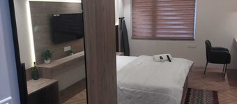 Luxury spacious rooms in central city opp. metro station 5 min from Pari Chowk