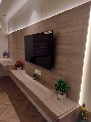 Luxury spacious rooms in central city opp. metro station 5 min from Pari Chowk