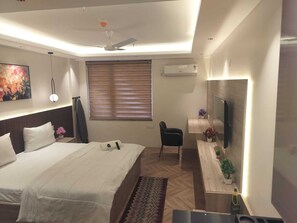 1 habitación, tabla de planchar con plancha, wifi y ropa de cama