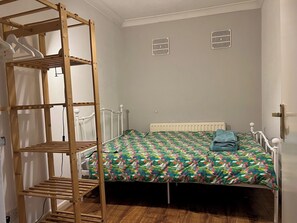 2 bedrooms, iron/ironing board, bed sheets - The Anchor apartment, Deptford opposite station with large balcony (London)