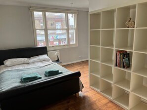2 habitaciones, tabla de planchar con plancha y ropa de cama