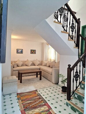 Appartamento Basic | Area soggiorno | Smart TV 30 pollici con canali satellitari