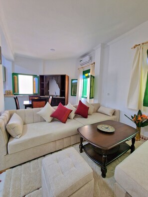 Appartamento Classic | Area soggiorno | Smart TV 30 pollici con canali satellitari