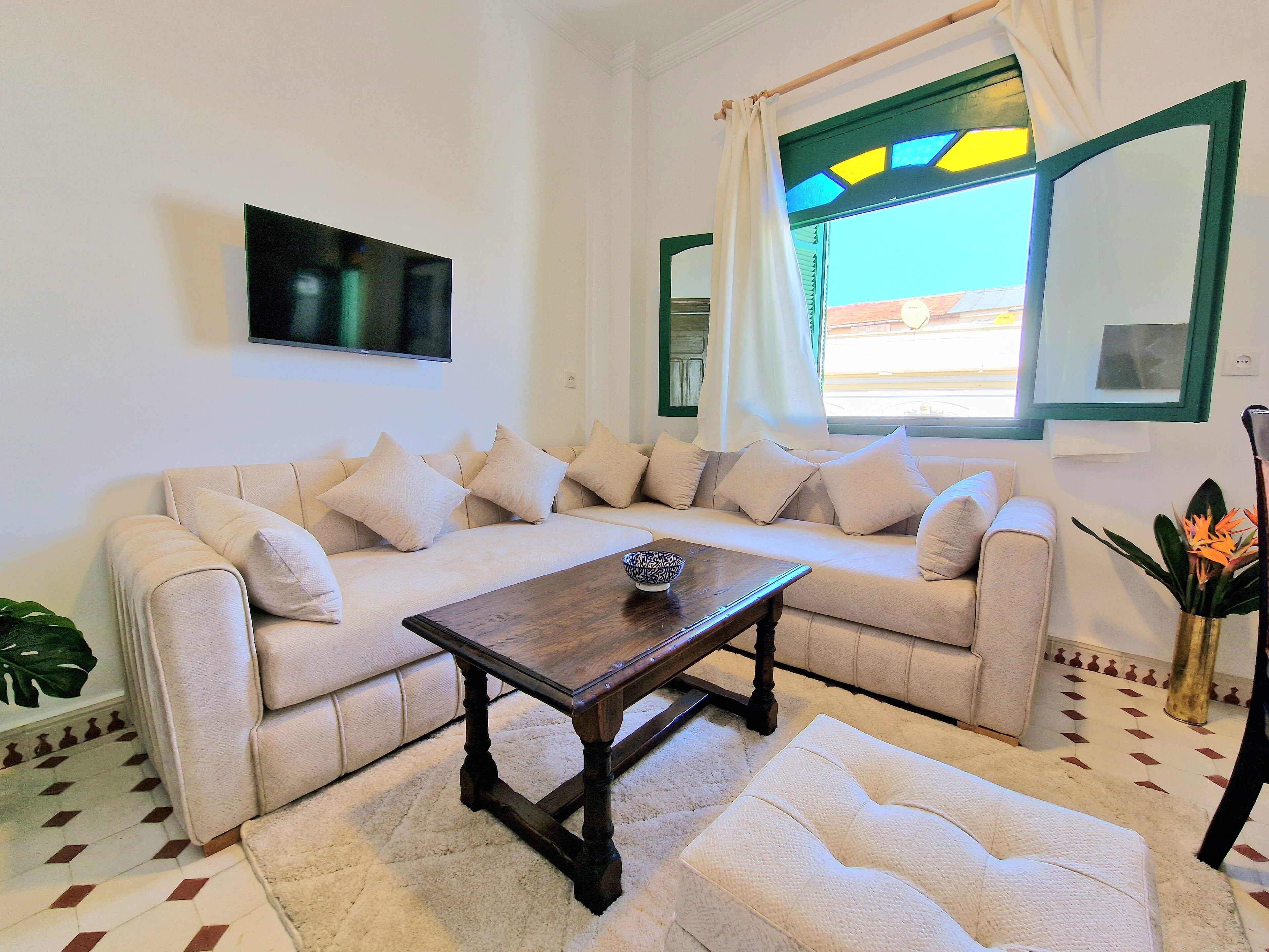 Apartamento standard | Área de estar | Smart TV 30 polegadas com canais via satélite