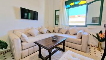 Apartamento standard | Área de estar | Smart TV 30 polegadas com canais via satélite