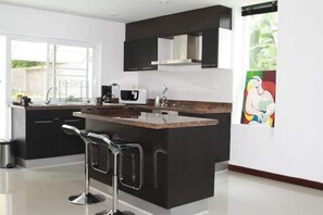 Private kitchen - Spacious Villa 4 bedrooms sea view (Tambon Rawai)