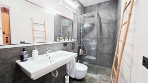 シャワー、ヘアドライヤー、タオル、石鹸