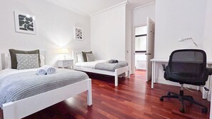 3 dormitorios, escritorio, tabla de planchar con plancha y wifi