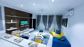 Apartamento Confort, balcón, vistas a la ciudad | Servicio de comidas en la habitación