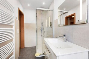 Dusche, Haartrockner, Handtücher