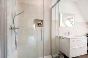 Dusche, Haartrockner, Handtücher