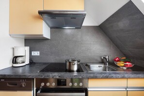 Fridge, microwave, oven, stovetop - Apartment 'Arnika' with Mountain View, Shared Garden and Wi-Fi (Bernau im Schwarzwald)