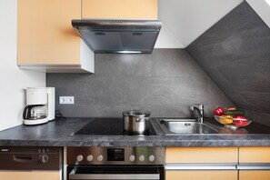 ثلاجة، ميكروويف، فرن، موقد طهي مسطح