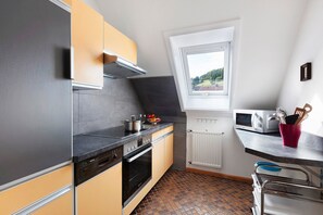 Een koelkast, een microgolfoven, een oven, een kookplaat