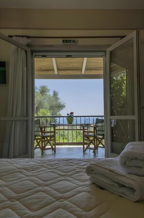 Iron/ironing board, WiFi, bed sheets - Country House 'No 1 Holiday Home For 4 Adults' with Sea View, Wi-Fi and Air Conditioning (Methoni)