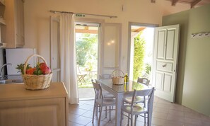 Dining - Country House 'No 5 Holiday Home' with Sea View, Wi-Fi and Air Conditioning (Methoni)