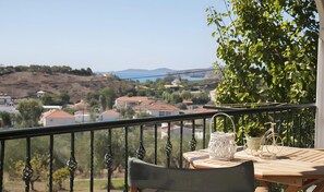Outdoor dining - Country House 'No 5 Holiday Home' with Sea View, Wi-Fi and Air Conditioning (Methoni)
