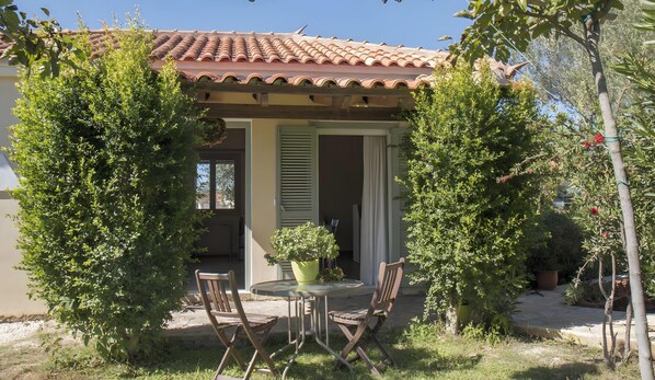 Outdoor dining - Country House 'No 5 Holiday Home' with Sea View, Wi-Fi and Air Conditioning (Methoni)