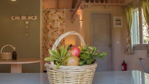 A wicker basket with fruits and a plant on a table. - Country House 'No 3 Holiday Home' with Sea View, Wi-Fi, and Air Conditioning (Methoni)