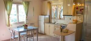 Fridge, oven, stovetop, coffee/tea maker - Country House 'No 3 Holiday Home' with Sea View, Wi-Fi, and Air Conditioning (Methoni)