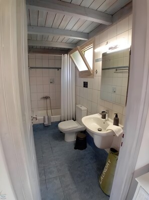 Shower, hair dryer, towels - Country House 'No 3 Holiday Home' with Sea View, Wi-Fi, and Air Conditioning (Methoni)