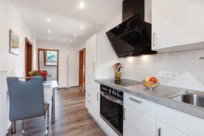 Fridge, microwave, oven, stovetop - Apartment 'Enzian' with Mountain View, Shared Garden and Wi-Fi (Bernau im Schwarzwald)