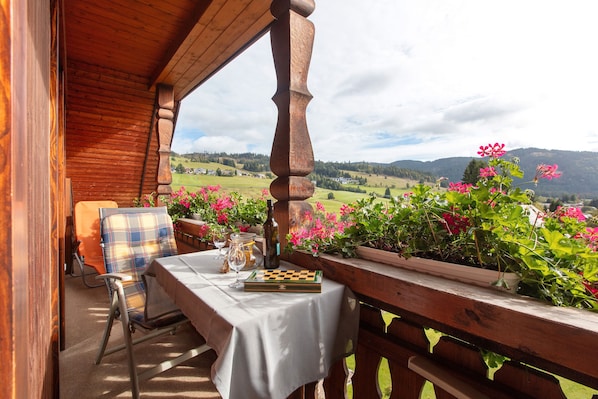 Outdoor dining - Apartment 'Enzian' with Mountain View, Shared Garden and Wi-Fi (Bernau im Schwarzwald)