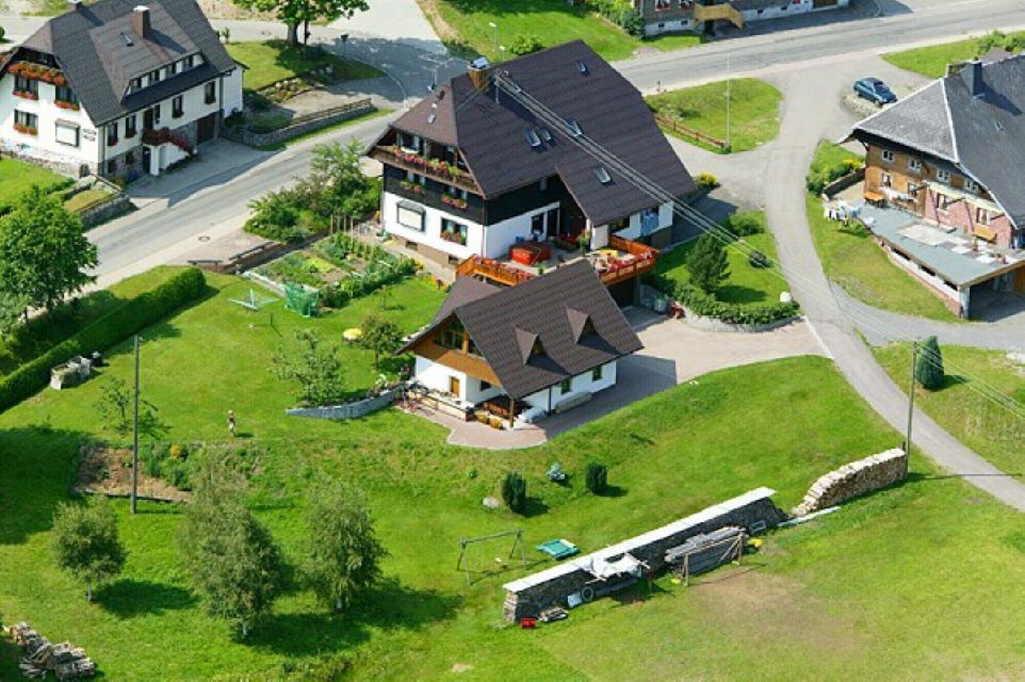 Eine Vogelperspektive eines Wohngebiets mit Häusern, einer Straße und einem parkenden Lastwagen.