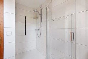 Dusche, Haartrockner, Handtücher