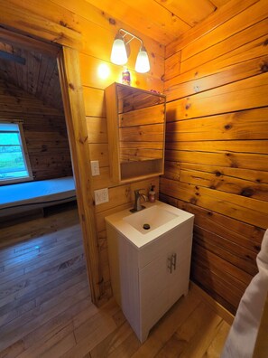 Shower, towels, toilet paper - Charming Rustic Cabin #5 near canal (Waterloo)