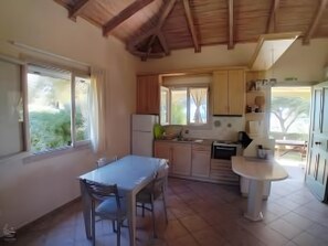 Fridge, oven, stovetop, coffee/tea maker