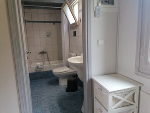 Shower, hair dryer, towels - Country House 'No 4 Holiday Home' with Sea View, Wi-Fi and Air Conditioning (Methoni)