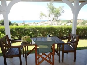 Outdoor dining - Country House 'No 4 Holiday Home' with Sea View, Wi-Fi and Air Conditioning (Methoni)