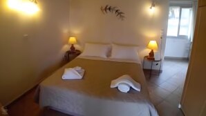 Ein Hotelzimmer mit einem Bett, zwei Nachttischlampen, einer Wanddekoration und einem Fenster.