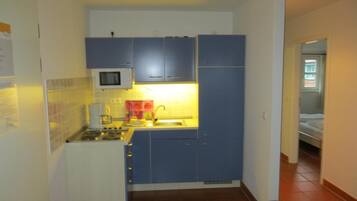 Kühlschrank, Mikrowelle, Herdplatte, Wasserkocher mit Kaffee-/Teezubehör