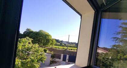 Maison d'hÎtes 'Chambre CÎté Vignes' avec piscine partagée, jardin commun et Wi-Fi