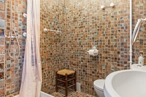 Een douche, handdoeken