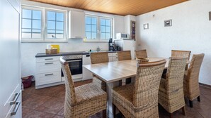 Fridge, microwave, oven, stovetop - Apartment '3' - Holiday Apartment Weiss (Isernhagen)