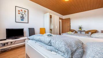 3 bedrooms, iron/ironing board, WiFi, bed sheets