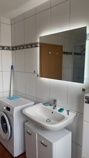 Dusche, Haartrockner, Handtücher