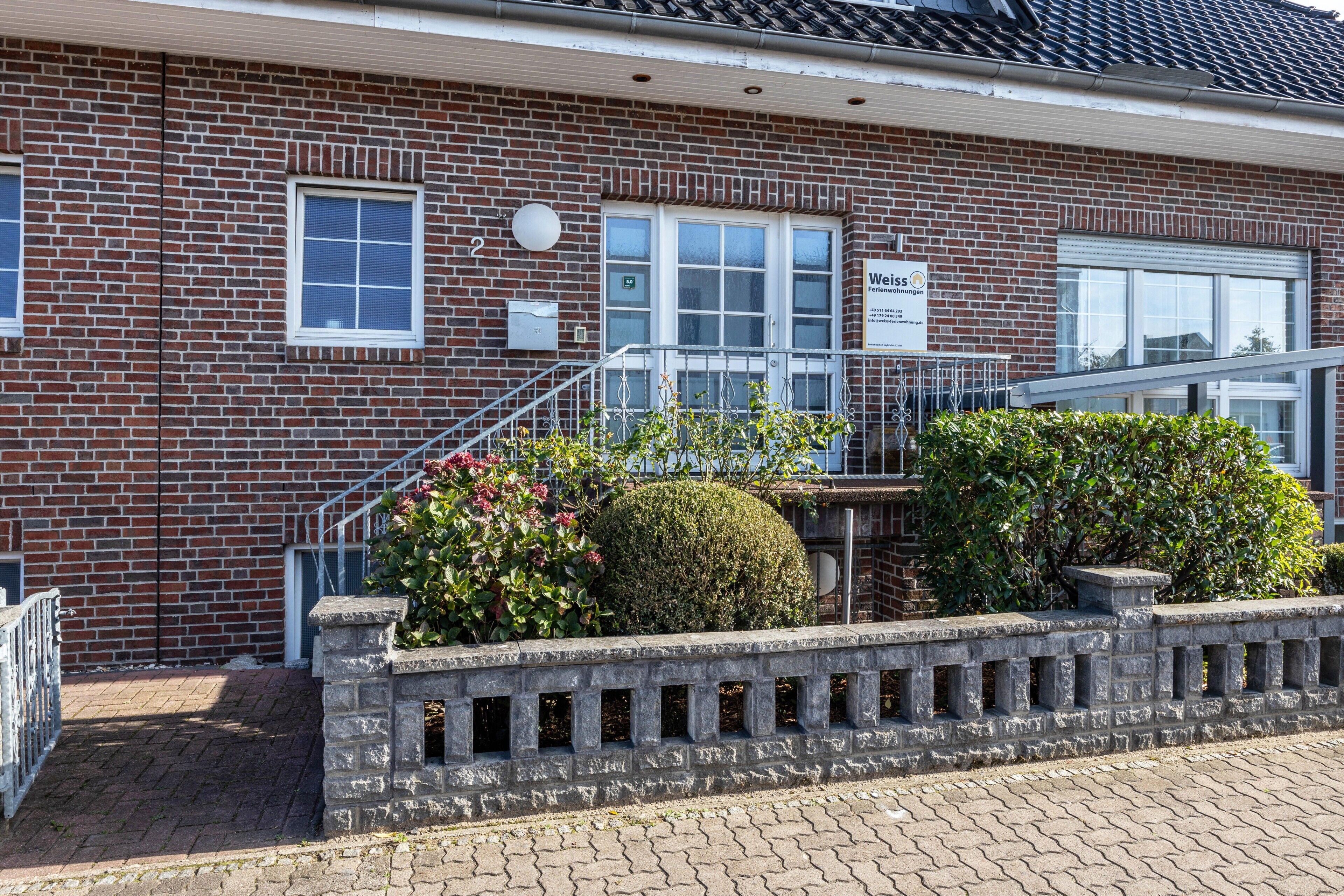 Un bâtiment en briques sur lequel on peut lire l’inscription « Weiss ».