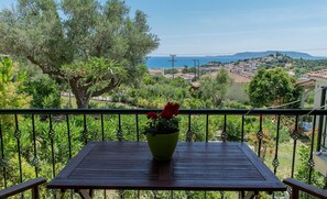 Outdoor dining - Country House 'No 2 Holiday Home 4 Adults' with Sea View, Wi-Fi and Air Conditioning (Methoni)