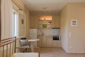 Réfrigérateur, four, plaque de cuisson, cafetière/bouilloire