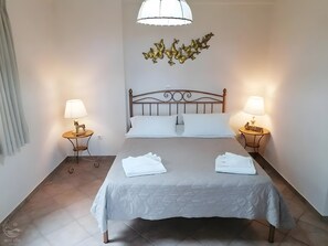 Iron/ironing board, WiFi, bed sheets - Country House 'No 2 Holiday Home 4 Adults' with Sea View, Wi-Fi and Air Conditioning (Methoni)