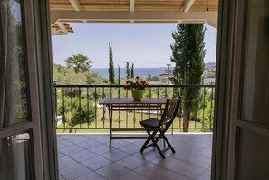 Outdoor dining - Country House 'No 2 Holiday Home 4 Adults' with Sea View, Wi-Fi and Air Conditioning (Methoni)